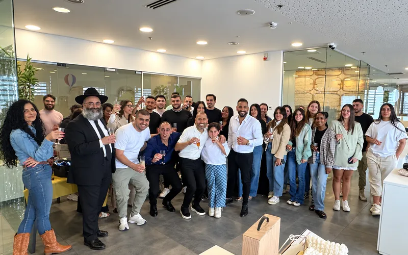 אלירן אזולאי עם צוות המשרד, מרימים כוסית במשרד בראשון לציון
